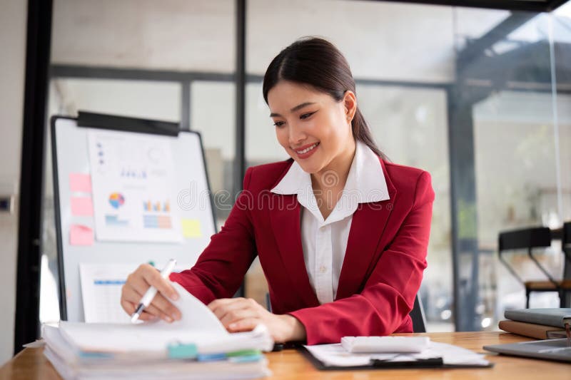 Contadora de empresas que realiza auditorías de trabajo y calcula gastos balance del informe financiero anual imagen de archivo
