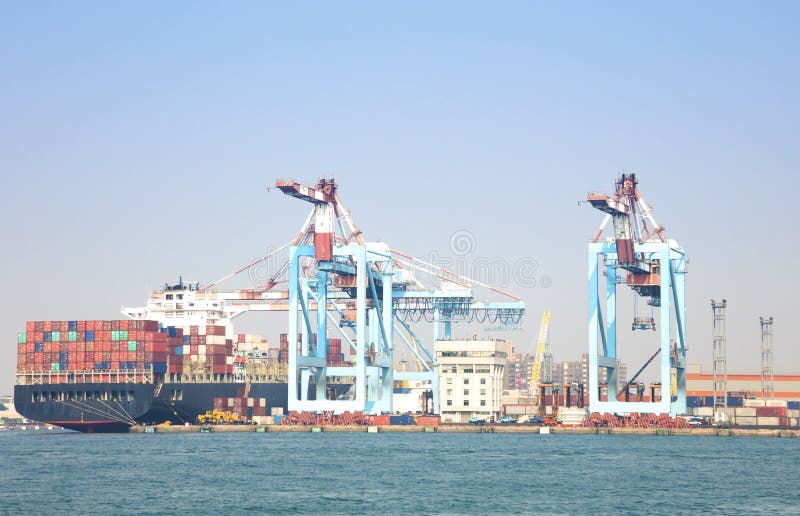 Container vessel unloaded in Port of kaohsiung royalty free stock photos