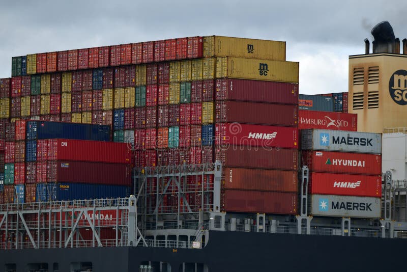 Containerschiff fließt von Felixstowe Großbritannien stockbild Containerschiff fließt von Felixstowe Großbritannien stockbild