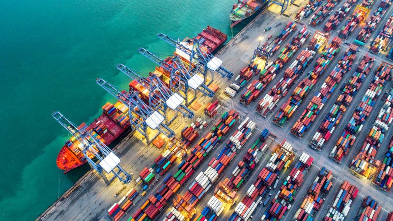 Containerschiff im Export und Importgeschäft und Logistik Lieferung