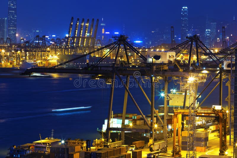 Containerschiff Im Hafen Von Hong Kong Stockfoto - Bild von kommerziell