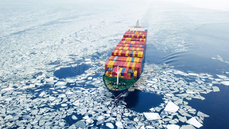 Containerschiff im Meer zur Winterzeit lizenzfreie stockfotos Containerschiff im Meer zur Winterzeit lizenzfreie stockfotos