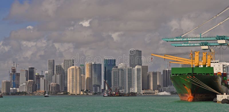 Containership i porten av Miami, Florida i stadens centrum miami horisont royaltyfri fotografi Containership i porten av Miami, Florida i stadens centrum miami horisont royaltyfri fotografi
