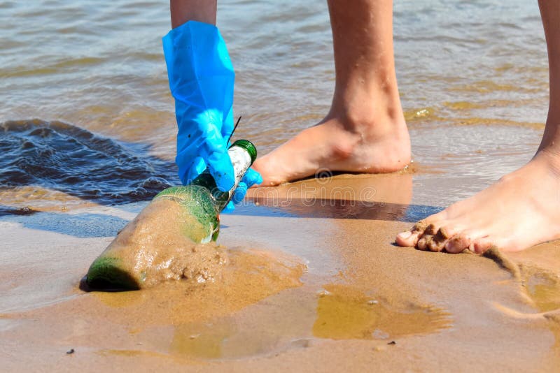 Contaminación de los ríos y del océano Problema de la contaminaci?n ambiental Los voluntarios limpian la playa de la basura Botel foto de archivo libre de regalías Contaminación de los ríos y del océano Problema de la contaminaci?n ambiental Los voluntarios limpian la playa de la basura Botel foto de archivo libre de regalías