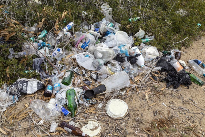Contaminación - desperdicios descargados en una playa - Chipre imágenes de archivo libres de regalías Contaminación - desperdicios descargados en una playa - Chipre imágenes de archivo libres de regalías