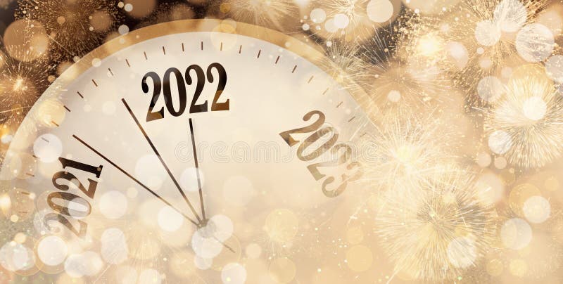 Contando gli ultimi istanti per il nuovo anno 2022 e i bellissimi fuochi d'artificio su striscioni di sfondo
