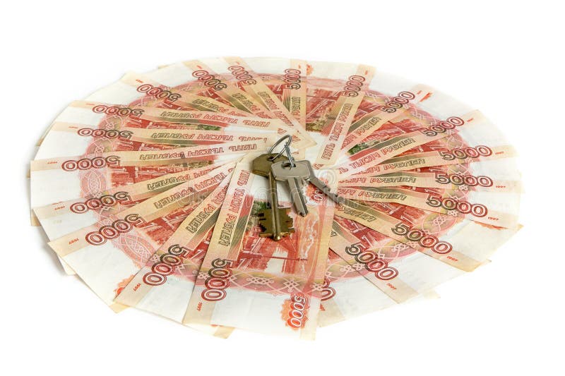 Contanti su priorità bassa bianca Le chiavi all'appartamento sui soldi Fatture 5 mila rubli, diffusione fuori come un fan immagine stock libera da diritti Contanti su priorità bassa bianca Le chiavi all'appartamento sui soldi Fatture 5 mila rubli, diffusione fuori come un fan immagine stock libera da diritti