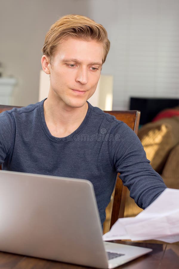 Contas pagando do homem foto de stock Contas pagando do homem foto de stock