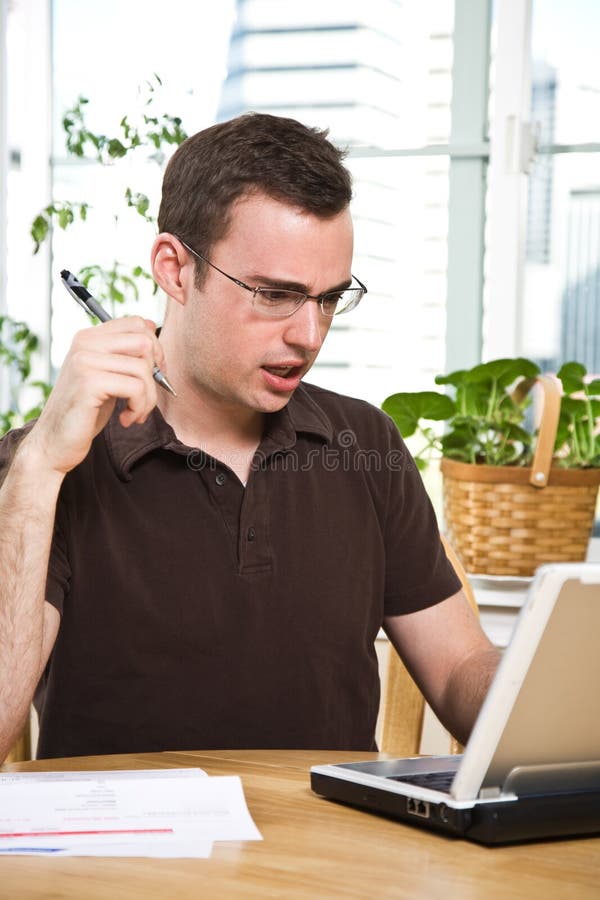 Contas pagando do homem confuso imagem de stock Contas pagando do homem confuso imagem de stock