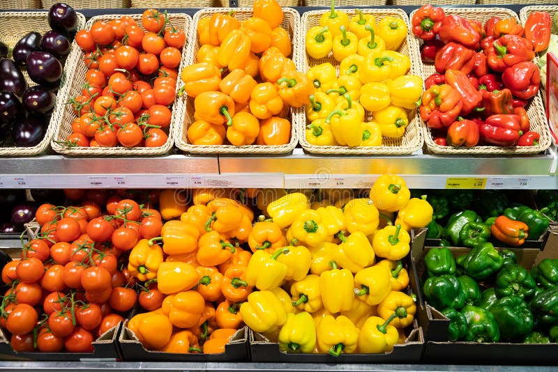Contatore del negozio di generi alimentari con cestelli di vimini e scatole di uova con pomodori, squash, pepe arancione e giallo immagine stock libera da diritti Contatore del negozio di generi alimentari con cestelli di vimini e scatole di uova con pomodori, squash, pepe arancione e giallo immagine stock libera da diritti