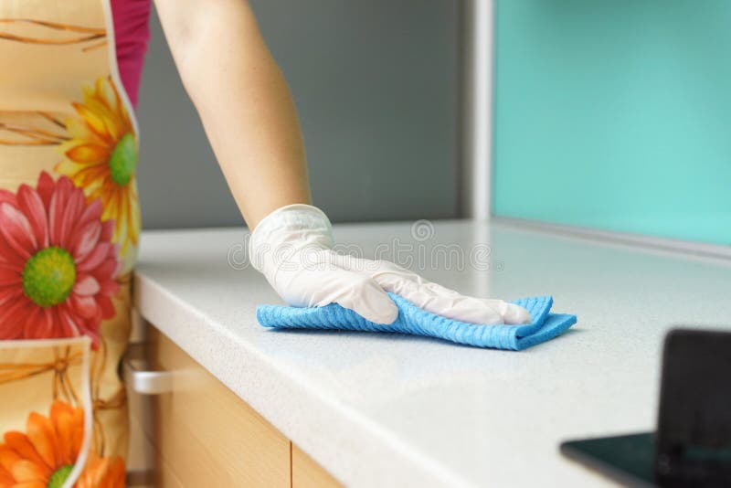Contatore di cucina d'uso di pulizia del grembiule della donna
