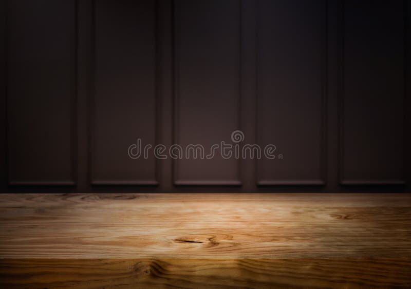 Contatore di legno vuoto del piano d'appoggio sul fondo giallo scuro della parete Per crei l'esposizione del prodotto o la rappre