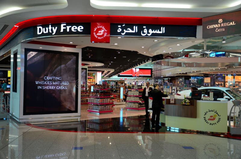 Contatore e negozio esenti da dazio all'aeroporto internazionale del Dubai fotografie stock Contatore e negozio esenti da dazio all'aeroporto internazionale del Dubai fotografie stock