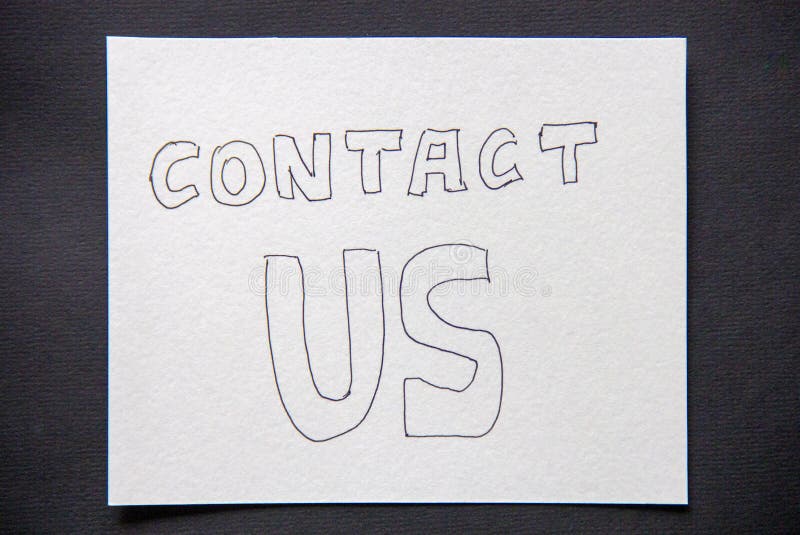 Contattici iscrizione scritta a mano sul Libro Bianco su buio fotografia stock libera da diritti Contattici iscrizione scritta a mano sul Libro Bianco su buio fotografia stock libera da diritti