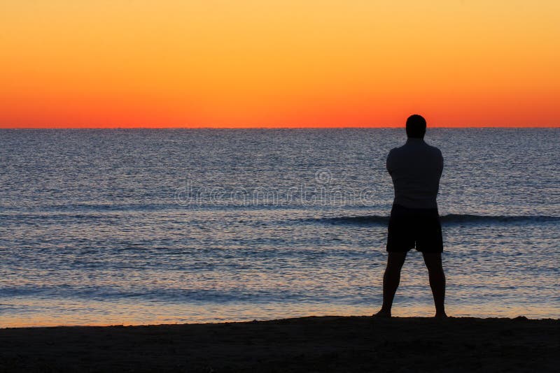 équipez Lannée 2019 De Silhouette Au Lever De Soleil En Mer