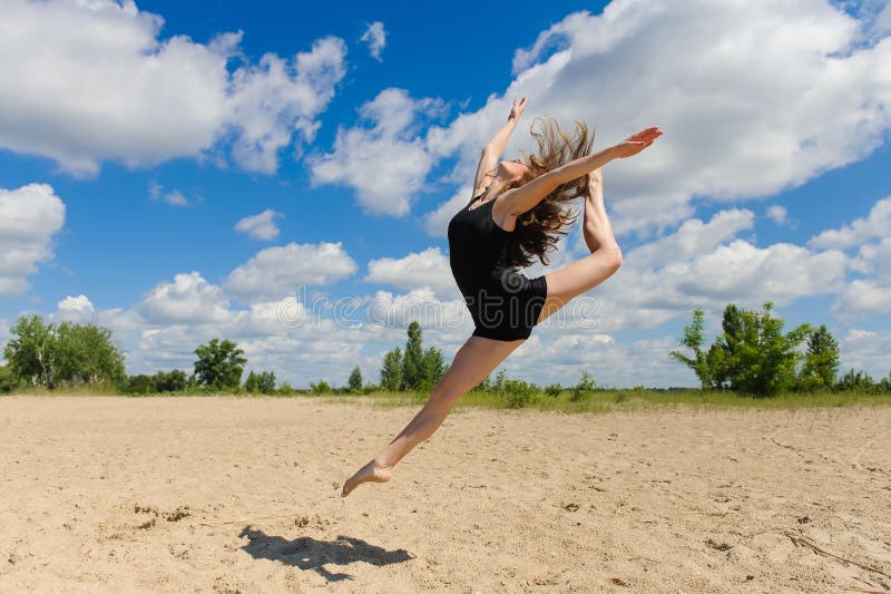 Contemporary dance. Young couple dancing.