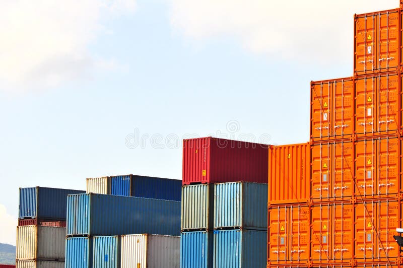 conteneurs de marchandises lourds image stock conteneurs de marchandises lourds image stock