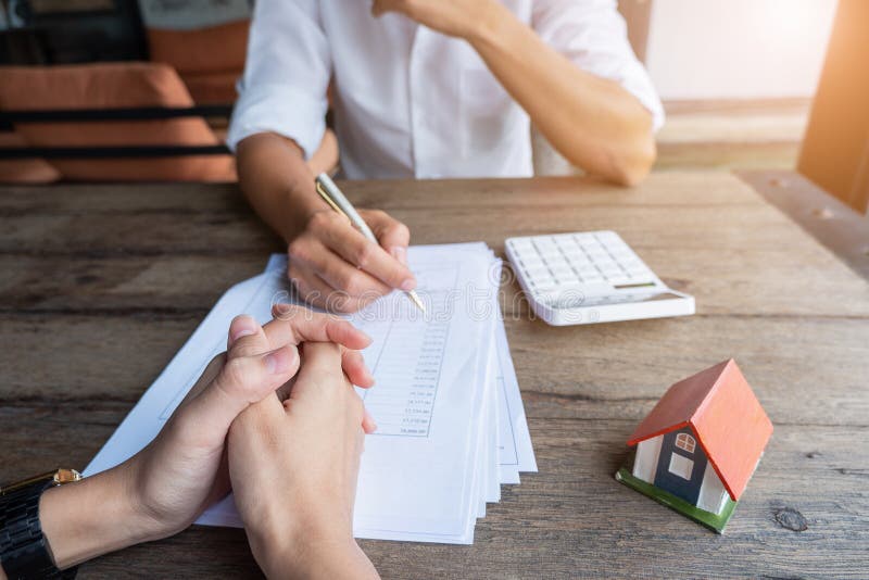 Contenga el modelo y dinero a disposici?n, concepto de propiedades inmobiliarias y trato fotos de archivo Contenga el modelo y dinero a disposici?n, concepto de propiedades inmobiliarias y trato fotos de archivo