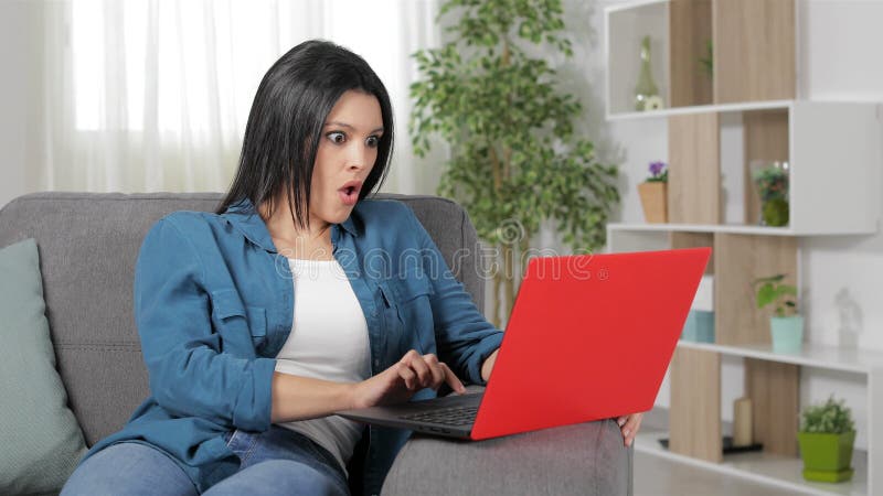Contenido sorprendido del hallazgo de la mujer en el ordenador portátil en casa