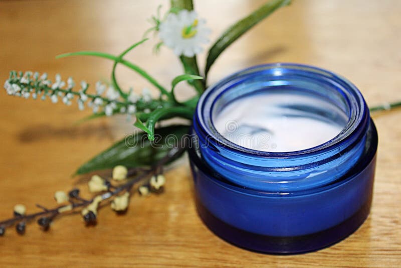 Contenitore cosmetico della crema di fronte fotografie stock libere da diritti Contenitore cosmetico della crema di fronte fotografie stock libere da diritti