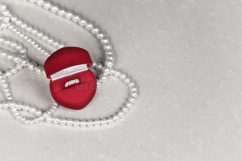 Contenitore di gioiello di lusso con l'anello di diamante fotografia stock Contenitore di gioiello di lusso con l'anello di diamante fotografia stock