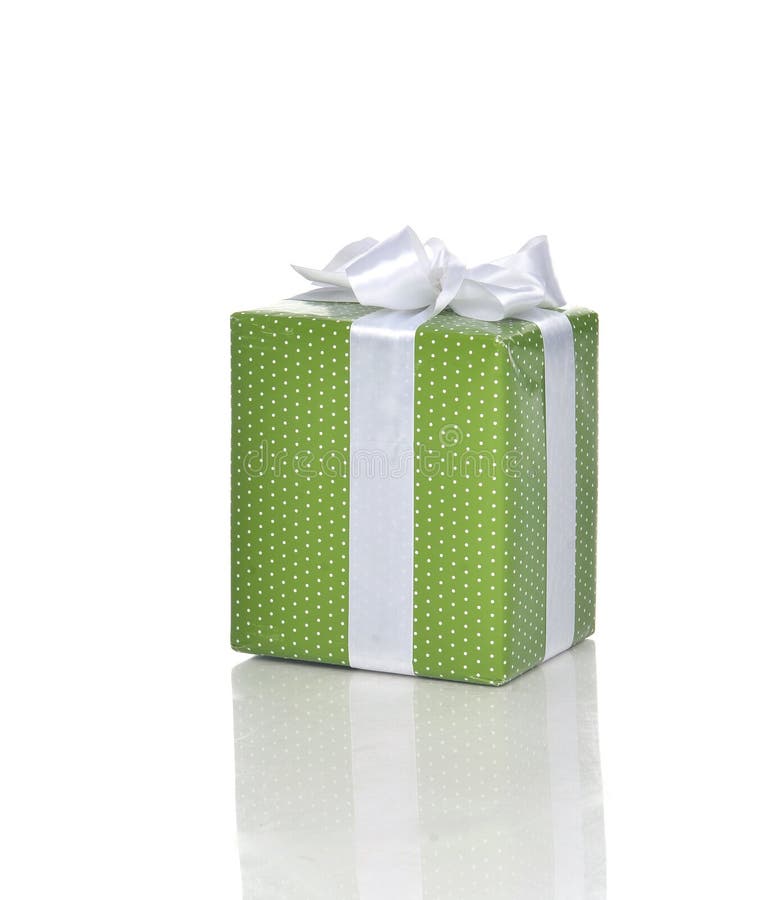 Contenitore di regalo attuale verde con il nastro bianco per la festa di compleanno fotografia stock libera da diritti Contenitore di regalo attuale verde con il nastro bianco per la festa di compleanno fotografia stock libera da diritti
