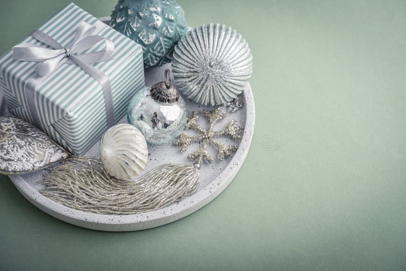Contenitore di regalo con differenti decorazioni di natale fotografie stock Contenitore di regalo con differenti decorazioni di natale fotografie stock