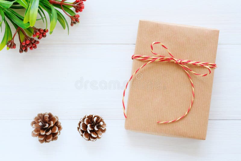 Contenitore di regalo d'annata di Brown su fondo di legno bianco con lo spazio della copia, il Natale, il nuovo anno, il San Vale immagini stock libere da diritti Contenitore di regalo d'annata di Brown su fondo di legno bianco con lo spazio della copia, il Natale, il nuovo anno, il San Vale immagini stock libere da diritti
