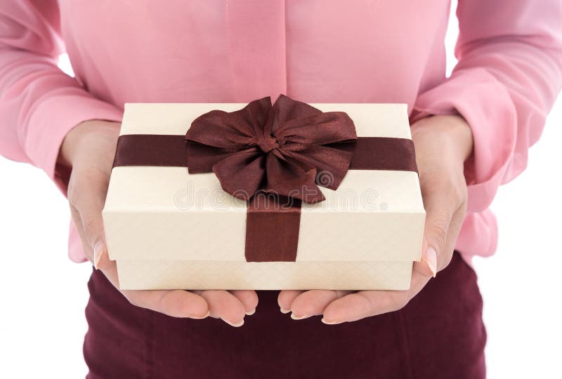 Contenitore di regalo della tenuta della donna in un gesto di dare isolato su bianco fotografie stock libere da diritti Contenitore di regalo della tenuta della donna in un gesto di dare isolato su bianco fotografie stock libere da diritti