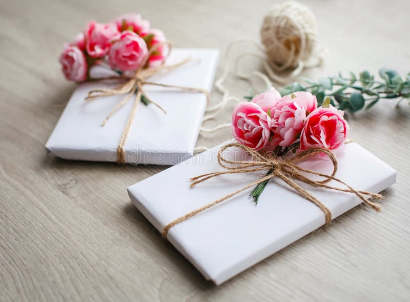 Contenitore di regalo handcrafted stile naturale sulla tavola di legno Scatola attuale fatta a mano avvolta in Libro Bianco Eleme fotografia stock libera da diritti Contenitore di regalo handcrafted stile naturale sulla tavola di legno Scatola attuale fatta a mano avvolta in Libro Bianco Eleme fotografia stock libera da diritti
