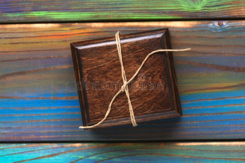 Contenitore di regalo di legno su fondo strutturato multicolore Contenitore di gioielli legato con una corda Vista superiore, fondo di legno