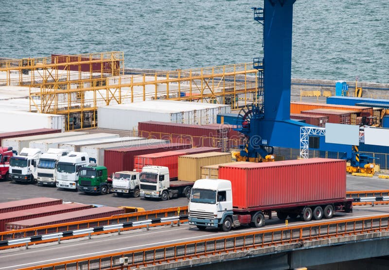 Contenitore di trasporto del camion in porto immagini stock libere da diritti Contenitore di trasporto del camion in porto immagini stock libere da diritti