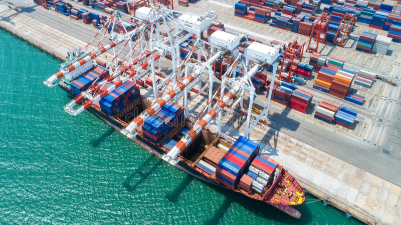 Contenitore, nave porta-container nelle importazioni-esportazioni ed affare logistico