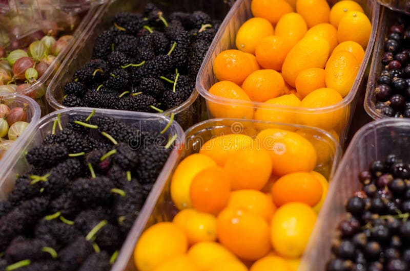 Contenitori con le bacche e la frutta mature differenti al mercato fotografie stock Contenitori con le bacche e la frutta mature differenti al mercato fotografie stock