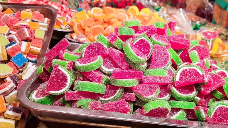 Contenitori di metallo pieni di gusto dolce variopinto della frutta fenduto con i bonbon della gelatina e dello zucchero candito fotografia stock libera da diritti Contenitori di metallo pieni di gusto dolce variopinto della frutta fenduto con i bonbon della gelatina e dello zucchero candito fotografia stock libera da diritti
