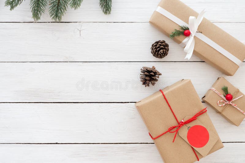 DIY confezione regalo. Donna bella legatura regali di Natale sulla tavola  in legno rustico. Vista aerea del natale stazione di incarto Foto stock -  Alamy