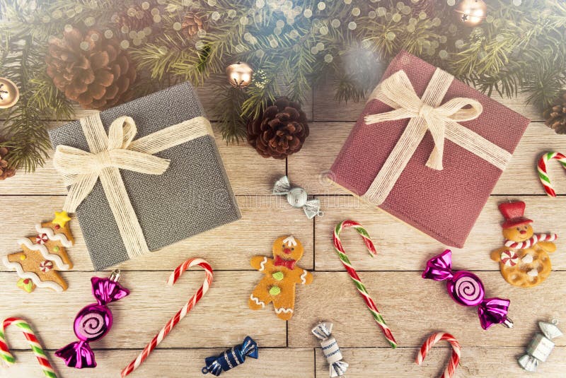 Contenitori e decorazione di regalo sotto l'albero di Natale, plancia di legno bianca nel fondo fotografie stock libere da diritti Contenitori e decorazione di regalo sotto l'albero di Natale, plancia di legno bianca nel fondo fotografie stock libere da diritti