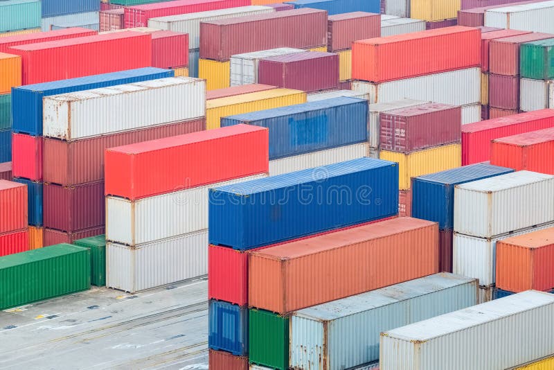 Contenitori variopinti nella stazione del trasporto immagini stock libere da diritti