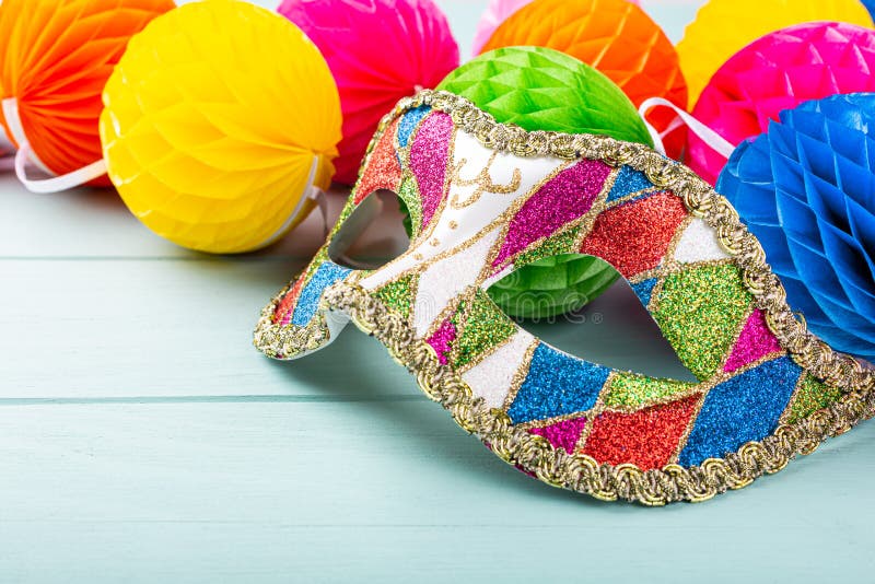 Contesto festivo con maschera di carnevale immagini stock libere da diritti Contesto festivo con maschera di carnevale immagini stock libere da diritti