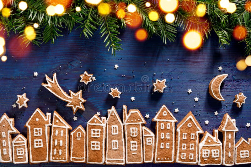 Contesto natalizio, paesino di pan di zenzero, immagine creata da case di biscotti con pan di zenzero e ramificazioni di novellam