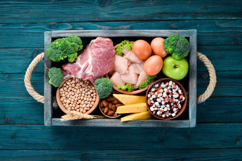 Contexte alimentaire équilibré Aliments protéiques sur fond de bois bleu photos libres de droits