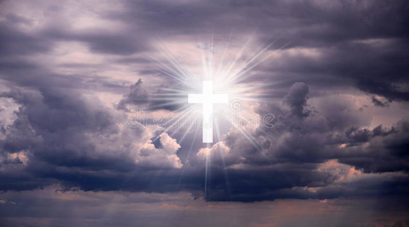 Contexto religioso com cruz santa. cruz cristã num céu com algumas nuvens