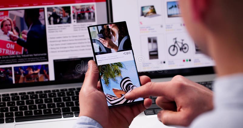 Conteúdo de Rede Social Online no Telemóvel imagens de stock