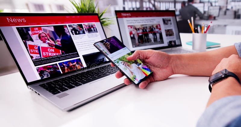 Conteúdo do site social online no telefone foto de stock