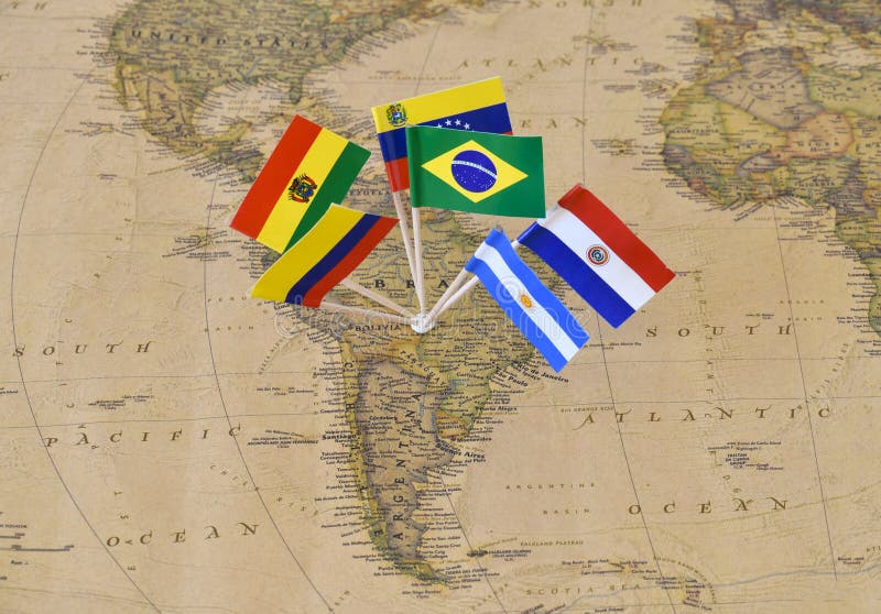 Continente del Sudamerica con i perni della bandiera degli stati sovrani sulla mappa