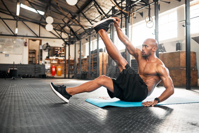 Groupe Fitness Et Bras Pour L'exercice Lunaire Dans Une Salle De