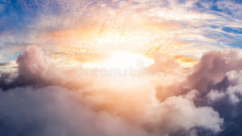 Continulusanimatie van luchtwolken tijdens zonsondergang in de bioscopen