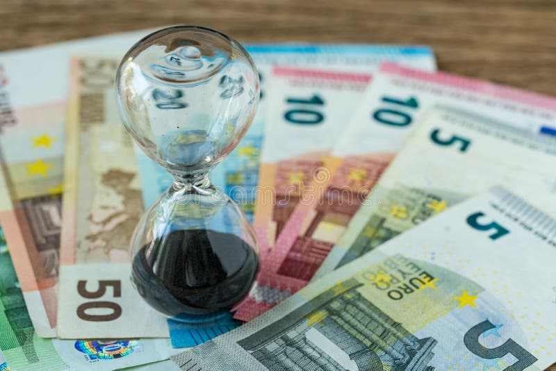 Conto alla rovescia di tempo di affari o concetto di investimento a lungo termine come hourg fotografia stock Conto alla rovescia di tempo di affari o concetto di investimento a lungo termine come hourg fotografia stock
