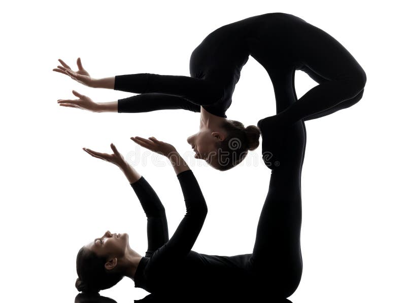 Contorcionista de duas mulheres que exercita a silhueta ginástica da ioga imagens de stock royalty free