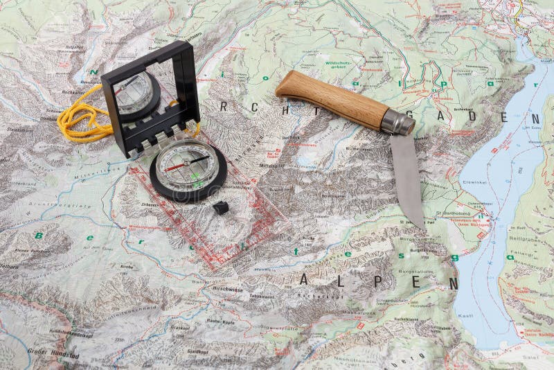 Contornee y de madera-dirigió el cuchillo en un mapa que camina fotos de archivo libres de regalías Contornee y de madera-dirigió el cuchillo en un mapa que camina fotos de archivo libres de regalías